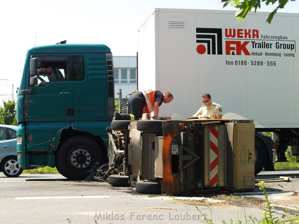 VU LKW Kehrmaschine Koeln Porz Gremberhoven Frankfurterstr - Ratherstr 18.JPG